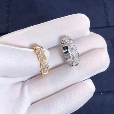 Το εργοστάσιο καθιστά το δαχτυλίδι 18k οχιών BVLGARI Serpenti χρυσό και τα πραγματικά διαμάντια αυξήθηκαν χρυσός