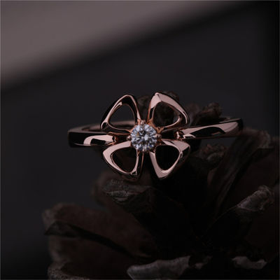Ποιότητα Το χρυσό κόσμημα Fiorever 18 Karat Rose Gold Ring εμπορικών σημάτων της Ρώμης έθεσε με ένα κεντρικό διαμάντι REF 355305 εργοστάσιο
